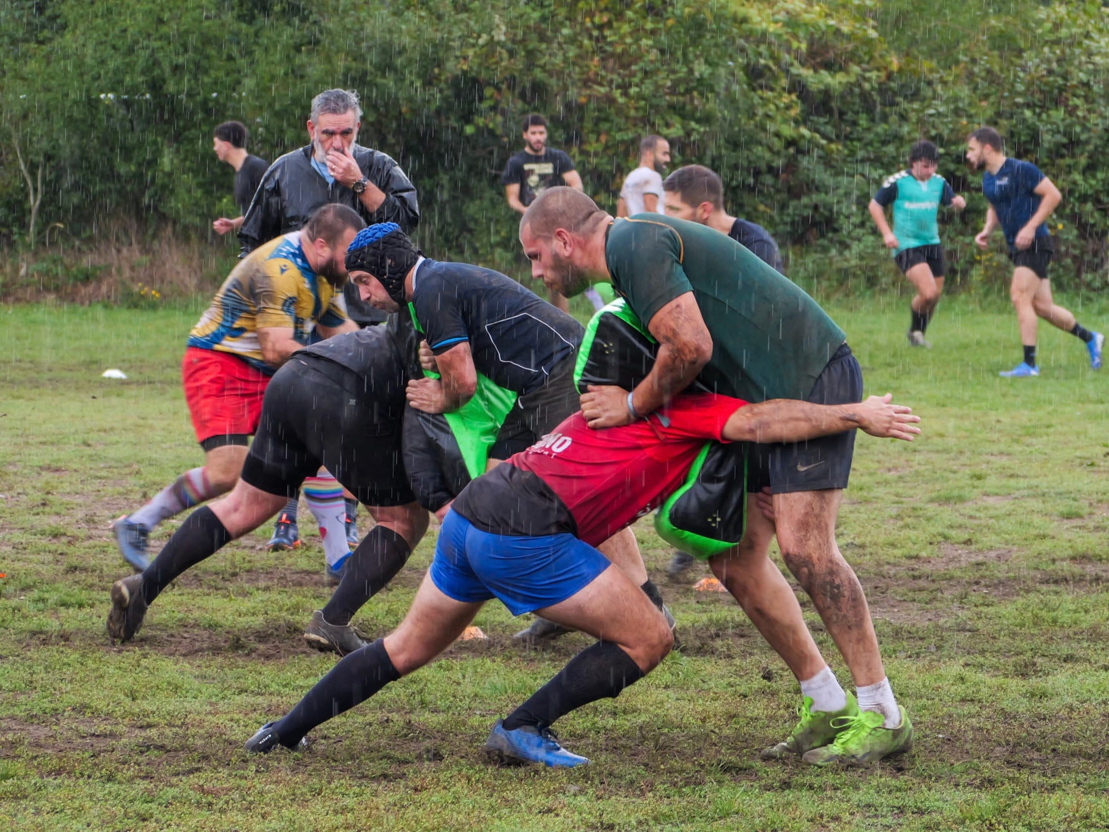 Plaquage lors d’un entraînement des Coqs Festifs sous la pluie