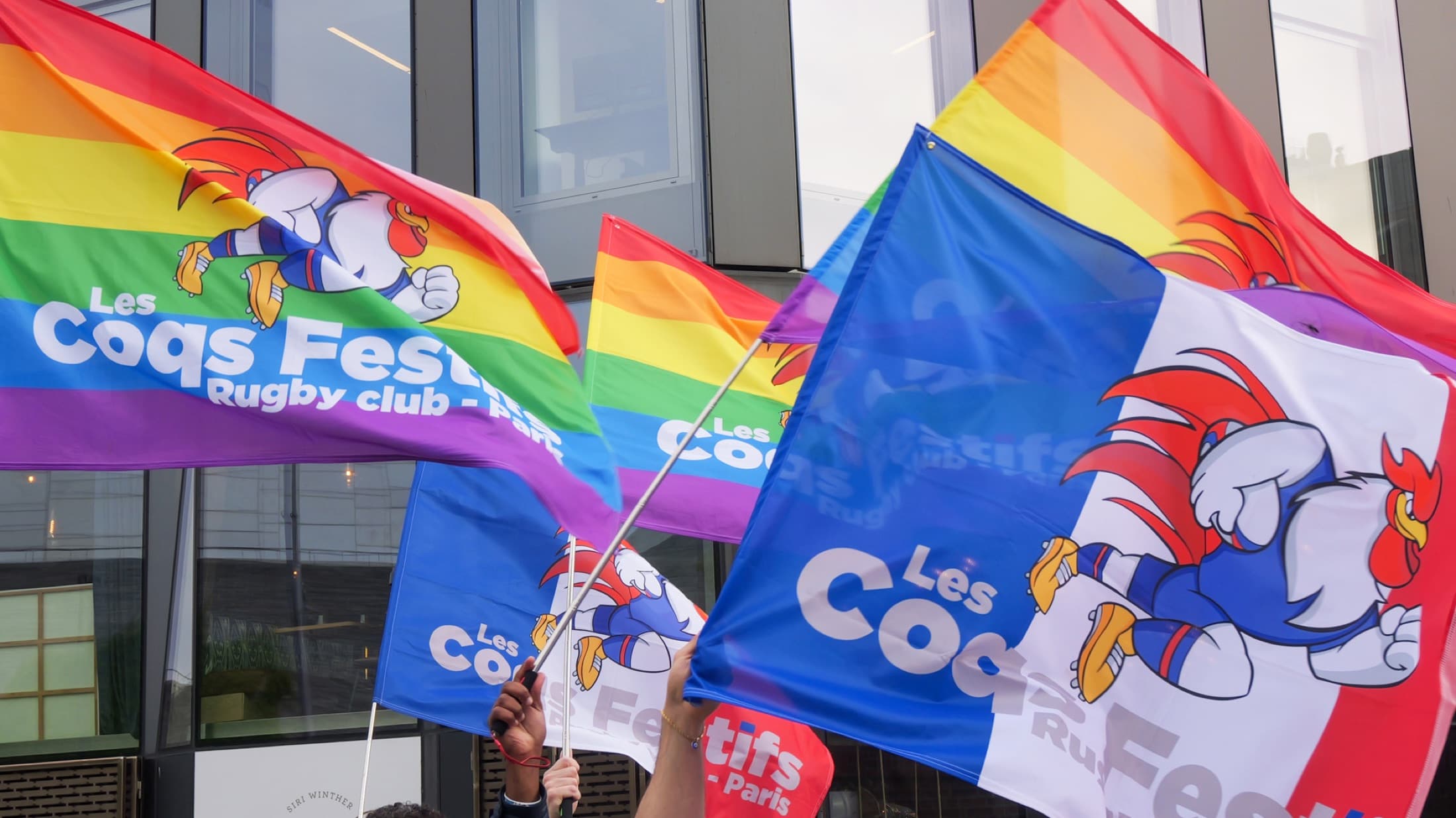 Drapeaux arc-en-ciel Les Coqs Festifs