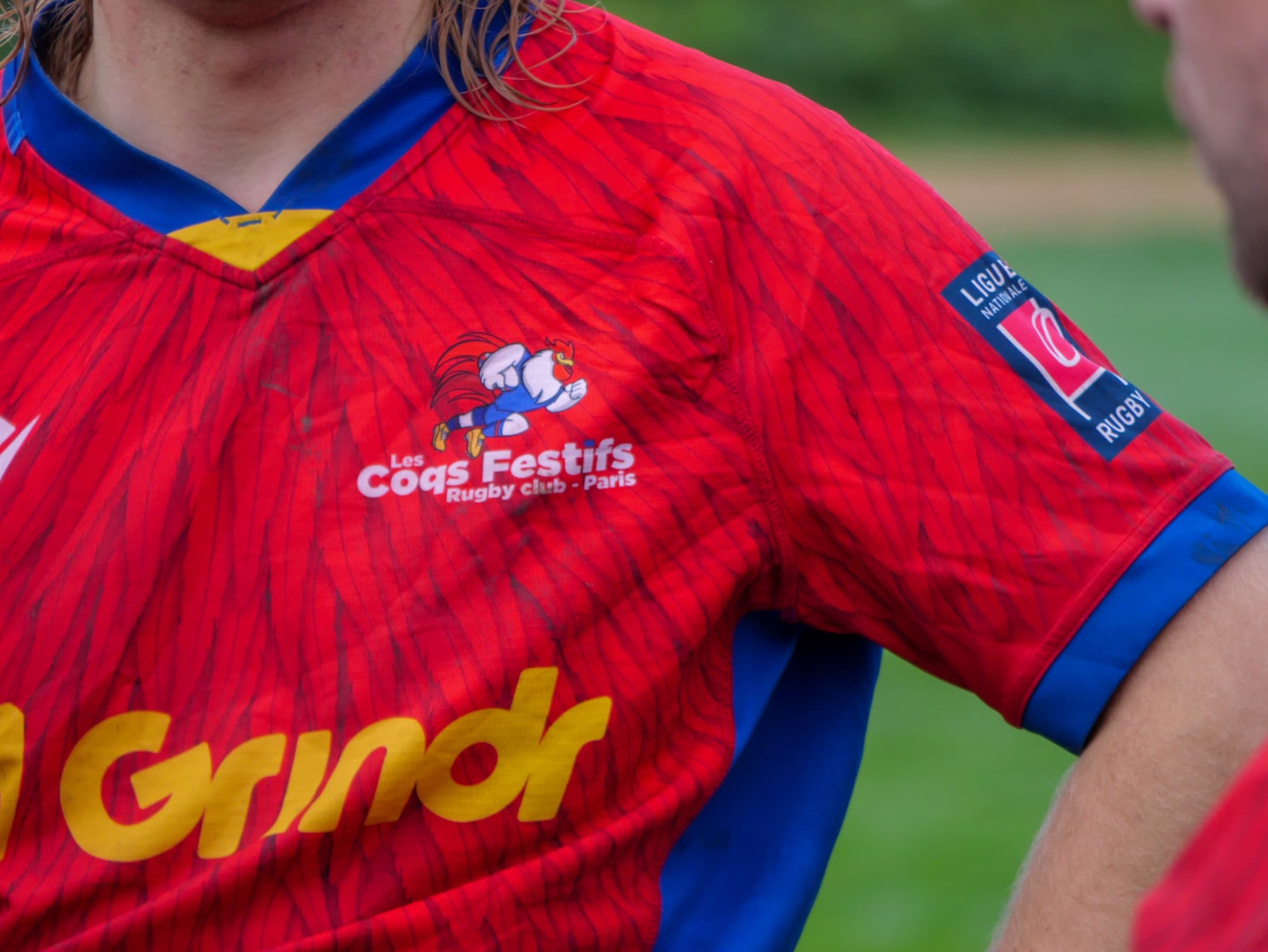 Maillot rouge Les Coqs Festifs, sponsor Grindr