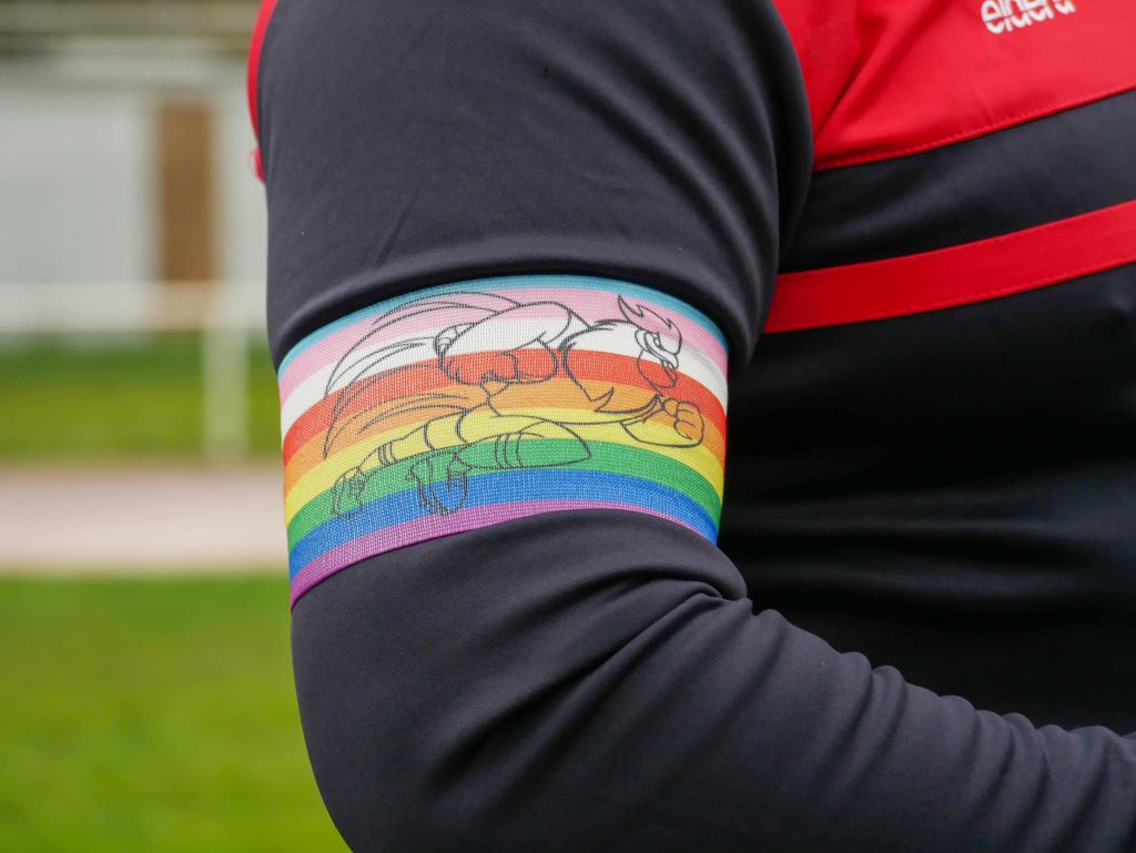 Le brassard du capitaine, aux couleurs du drapeau LGBT et trans