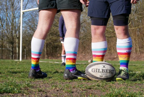 Les chaussettes aux couleurs LGBT et trans vendues par les Coqs festifs, club de rugby gay friendly de Paris