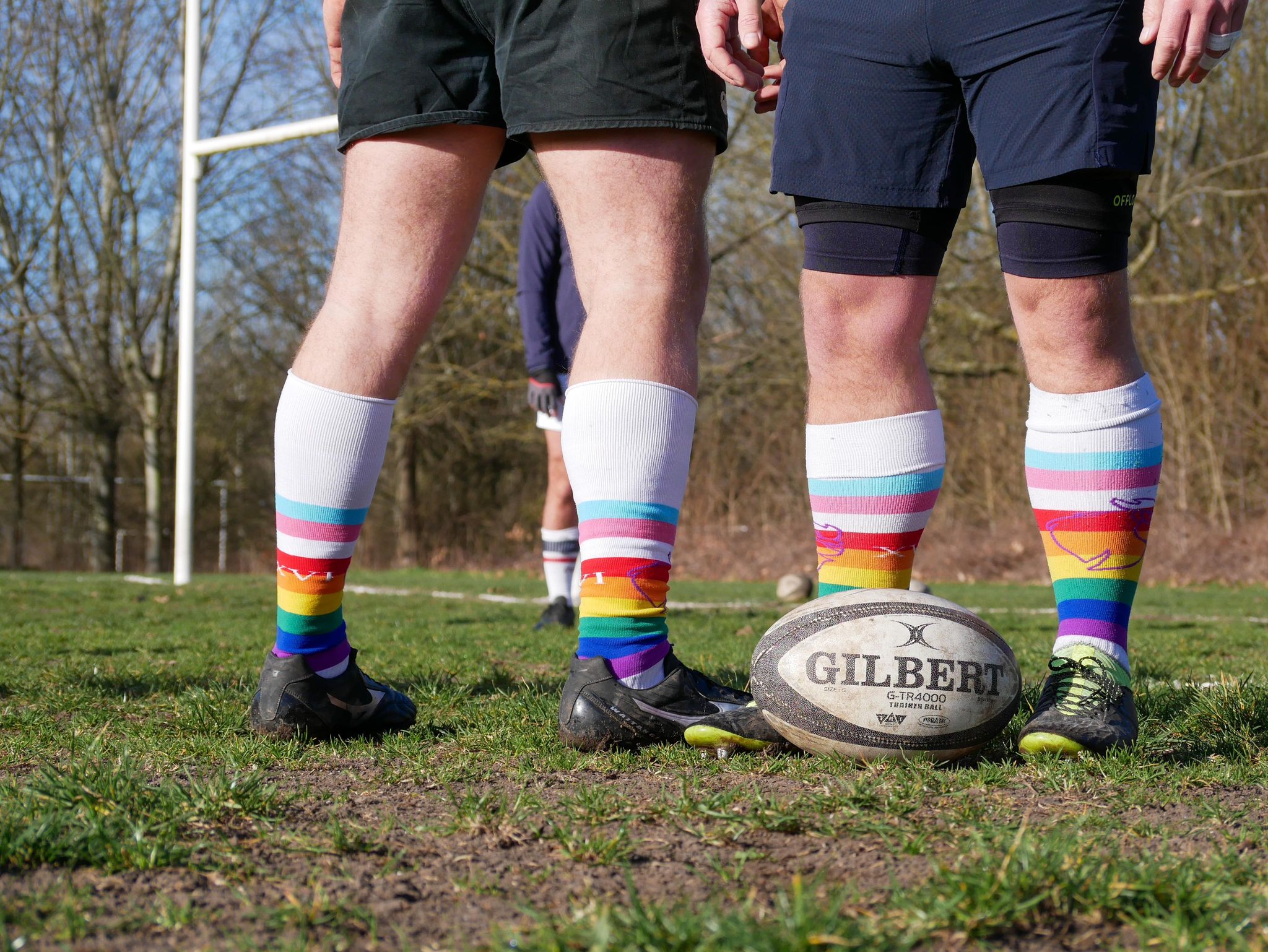 Les chaussettes aux couleurs LGBT et trans vendues par les Coqs festifs, club de rugby gay friendly de Paris